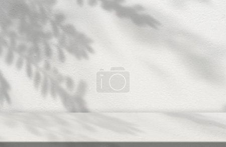 Foto de Textura de pared de hormigón con superposición de sombra de hojas sobre fondo blanco, Fondo de estudio gris vacío con rayo de sol en el suelo, Banner de fondo para exhibición de productos cosméticos, Presentación de belleza de maqueta - Imagen libre de derechos