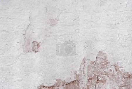 Foto de Exterior Concreto blanco textura de la pared con Peeling y Crack Brown Paint, superficie de cemento roto áspero, pared de construcción gris con yeso de agrietamiento - Imagen libre de derechos