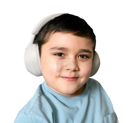 Enfant souriant garçon dans les écouteurs, Isoalted Enfant joyeux dans un casque sans fil écoutant de la musique et regardant la caméra sur fond blanc avec chemin de coupure, Accueil Technologie éducative et concept de musique
