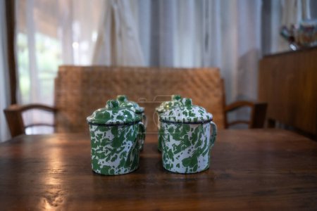 Traditionelle Tee- oder Kaffeetasse mit Blirik-Motiv auf dem Tisch.