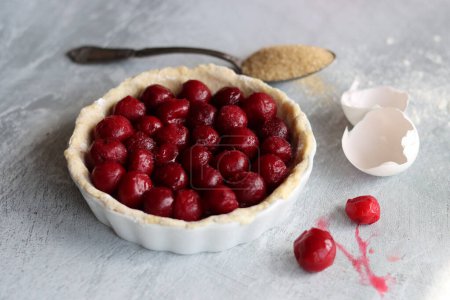 Téléchargez les photos : Big juicy cherries on a tart. Sweet pie close up photo. Light grey background with copy space. - en image libre de droit