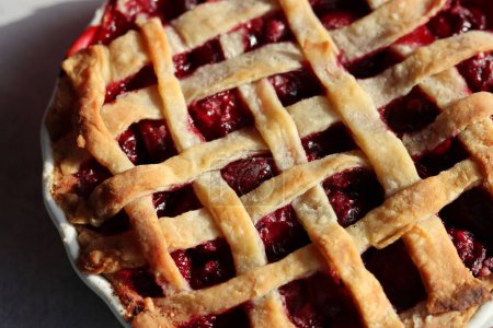 Téléchargez les photos : Lattice sweet cherry pie close up photo. Homemade tart with no sugar added. Healthy eating concept. - en image libre de droit