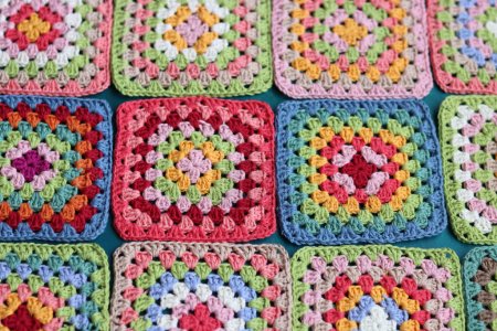 Cuadrados multicolores hechos a mano con patrones de bordado