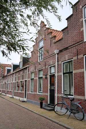 Foto de Casas típicas en el casco antiguo de Volendam, Países Bajos - Imagen libre de derechos