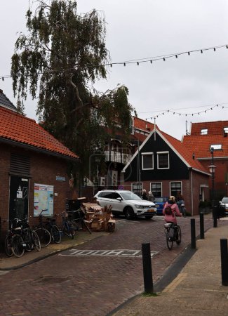 Foto de Casas típicas en el casco antiguo de Volendam, Países Bajos - Imagen libre de derechos