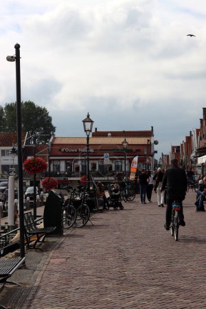 Foto de Hermosos edificios en la calle de la ciudad de Volendam, Países Bajos. Arquitectura holandesa clásica. - Imagen libre de derechos