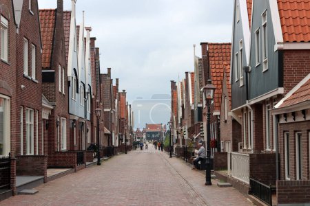 Foto de Hermosos edificios en la calle de la ciudad de Volendam, Países Bajos. Arquitectura holandesa clásica. - Imagen libre de derechos