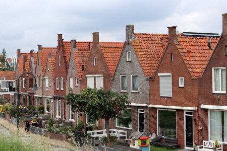 Foto de Casas holandesas clásicas en una calle. Lindos edificios con techo de tejas rojas. Arquitectura de los Países Bajos. - Imagen libre de derechos