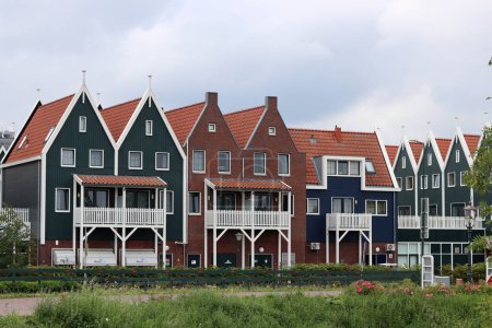 Foto de Casas holandesas clásicas en una calle. Lindos edificios con techo de tejas rojas. Arquitectura de los Países Bajos. - Imagen libre de derechos