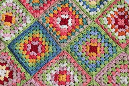 Téléchargez les photos : Granny carrés colorés Crochet motif photo rapprochée. Bel ornement en fil de coton biologique. Loisirs et concept de loisirs. - en image libre de droit