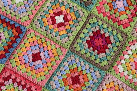 Téléchargez les photos : Granny carrés colorés Crochet motif photo rapprochée. Bel ornement en fil de coton biologique. Loisirs et concept de loisirs. - en image libre de droit