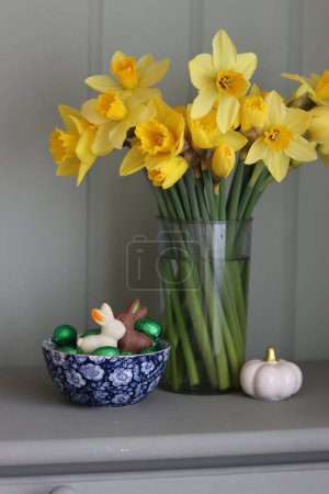 Bouquet de jonquilles jaunes. Concept de la saison de Pâques. Carte de voeux de Pâques.