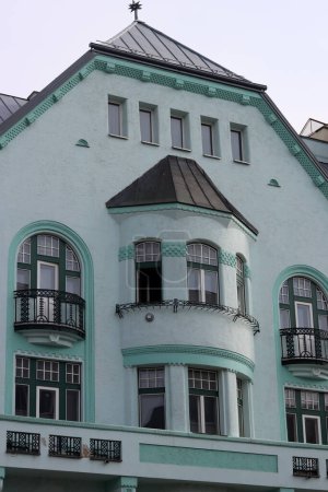 Blaue Fassade eines Gebäudes im Zentrum von Bratislava, Slowakei. Europäisches Architekturkonzept. 