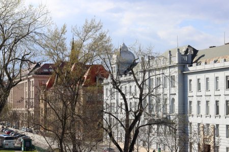 Architektur von Bratislava, Slowakei. Blick auf die Altstadt von der Donau aus. Bewölkter Frühlingstag. Panoramafoto schöner alter Gebäude. Konzept für Reiseziele. 