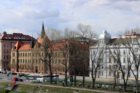 Architecture de Bratislava, Slovaquie. Vue sur la vieille ville depuis le Danube. Jour de printemps nuageux. Photo panoramique de beaux bâtiments anciens. Concept de destinations touristiques. 