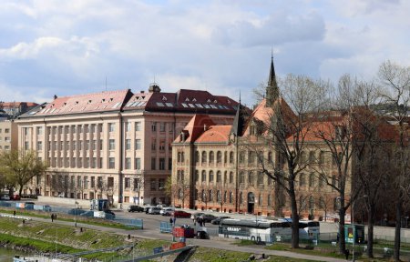 Architecture de Bratislava, Slovaquie. Vue sur la vieille ville depuis le Danube. Jour de printemps nuageux. Photo panoramique de beaux bâtiments anciens. Concept de destinations touristiques. 