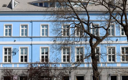 Façade bleue d'un bâtiment dans le centre de Bratislava, Slovaquie. Concept d'architecture européenne. 