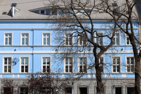 Blaue Fassade eines Gebäudes im Zentrum von Bratislava, Slowakei. Europäisches Architekturkonzept. 
