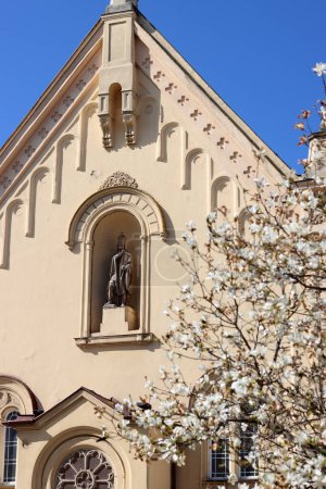 Nahaufnahme der Kirche St. Stephan von Ungarn in Bratislava, Slowakei an einem sonnigen Frühlingstag. 
