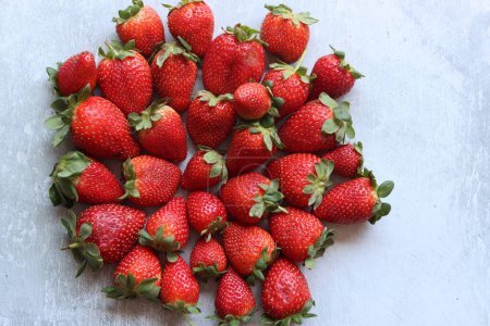 Fondo de fresas rojas maduras. Textura de fresa foto de cerca. Macro de bayas orgánicas frescas. Comer concepto fresco. 