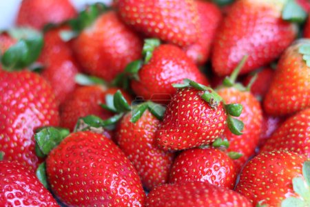 Rote reife Erdbeeren Hintergrund. Erdbeer Textur Nahaufnahme Foto. Frische Bio-Beeren Makro. Frisches Konzept. 