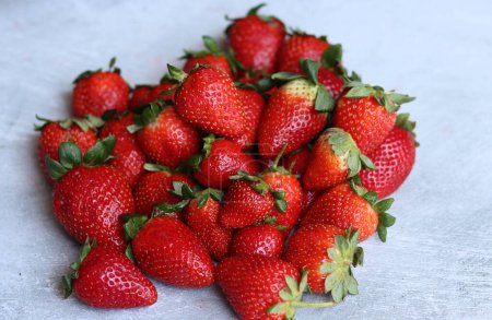 Fond de fraises mûres rouges. Fraise texture close up photo. Macro baies bio fraîches. Manger concept frais. 