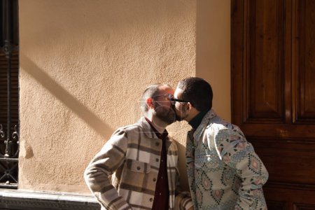Téléchargez les photos : Véritable mariage de couple gay, baisers, yeux fermés, dans la rue, complices et heureux. Concept lgtb, lgtbiq +, couples, amoureux, embrasser. - en image libre de droit