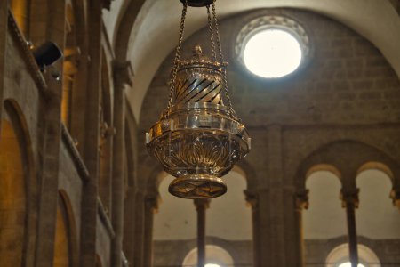 Foto de Botafumeiro en la catedral de Santiago de Compostela que sirve para distribuir el olor del incienso. Concepto de peregrino, viaje, camino, religión. - Imagen libre de derechos