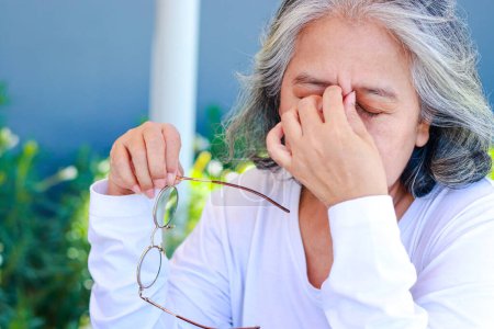 Asiatische ältere Frauen haben Sehprobleme. Haben Augenschmerzen. Augenkrankheiten bei älteren Menschen. Grauer Star, diabetische Retinopathie
