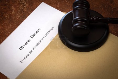 Téléchargez les photos : Décret de divorce et enveloppe sur fond en bois - en image libre de droit