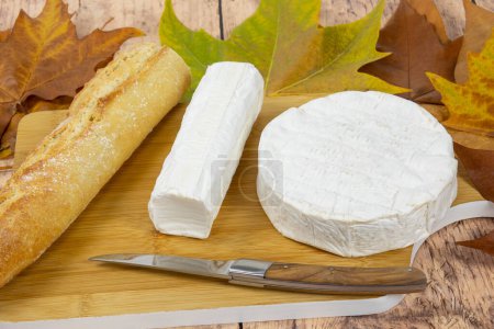 Téléchargez les photos : Coulommiers fromages et grumes de chèvre close-up - en image libre de droit