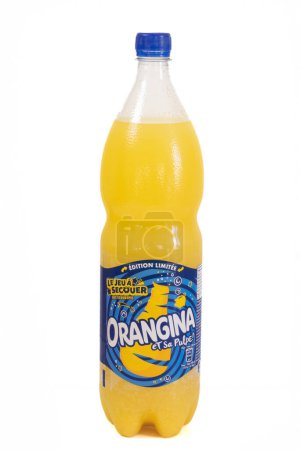 Foto de Botella de plástico marca Orangina aislada sobre fondo blanco - Imagen libre de derechos