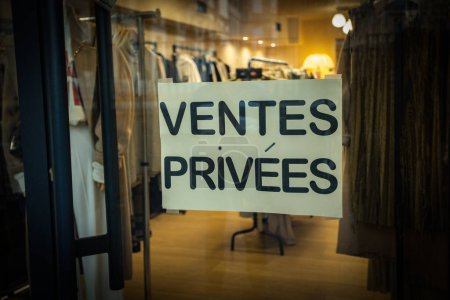 Téléchargez les photos : Panel on a shop window with written on it in French "private sales" - en image libre de droit