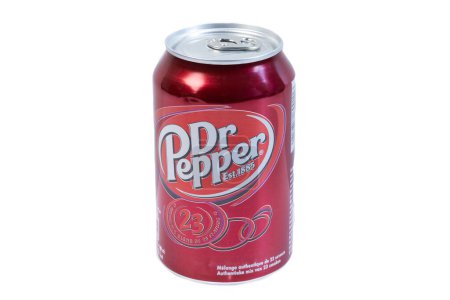 Foto de Vaison la Romaine - Francia - 04 de febrero de 2023 - Dr Pepper brand cola can isolated on a white background - Imagen libre de derechos