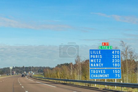 Französische Autobahn mit Wegweiser, der Kilometer zu den nächsten Städten anzeigt