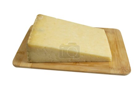 Foto de Rebanada de queso Laguiole, primer plano, aislado sobre un fondo blanco - Imagen libre de derechos