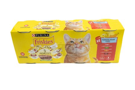 Téléchargez les photos : Vaison la Romaine - France - 12 04 2023 - Lot de quatre boîtes de nourriture pour chat de marque Friskies fabriquées par Purina, isolées sur fond blanc - en image libre de droit