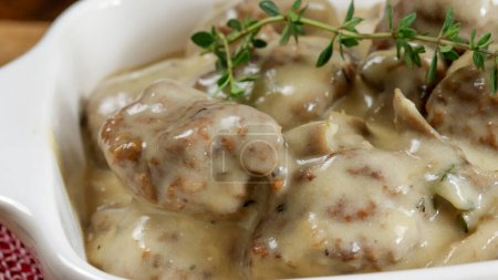 Téléchargez les photos : Boulettes de viande cuites dans une sauce aux champignons - en image libre de droit