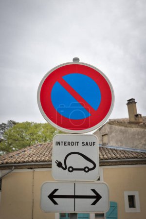 Téléchargez les photos : Panneau Parking interdit sauf pour les voitures électriques - en image libre de droit