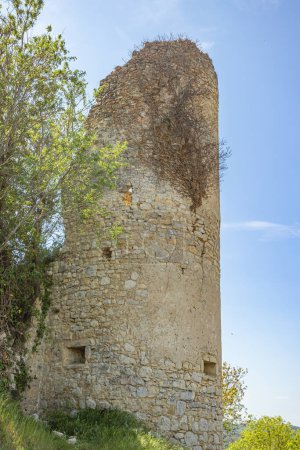 Foto de Torre en ruinas del castillo templario en la ciudad de Groux-les-Bains, Provenza, Francia - Imagen libre de derechos