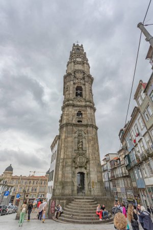 Téléchargez les photos : Porto, Région du Nord, Portugal - 05 30 2023 : Tour de l'Eglise des Clercs dans la ville de Porto (Portugal)) - en image libre de droit