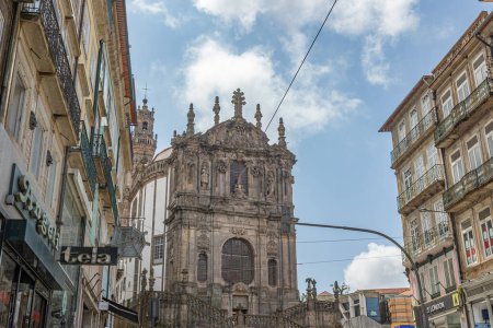 Téléchargez les photos : Porto, Région du Nord, Portugal - 05302023 : Rue et façade de l'église Clerigos (Porto, Portugal)) - en image libre de droit