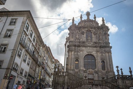 Téléchargez les photos : Porto, Région du Nord, Portugal - 05302023 : Rue et façade de l'église Clerigos (Porto, Portugal)) - en image libre de droit