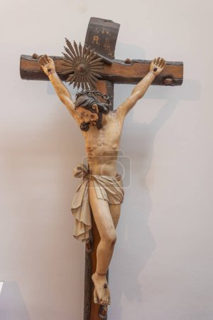 Téléchargez les photos : Sculpture d'un Christ sur sa croix - en image libre de droit