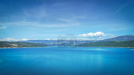Téléchargez les photos : Vue sur le lac Sainte-Croix (France)) - en image libre de droit