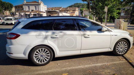 Téléchargez les photos : Vaison la Romaine, Vaucluse, France - 07102023 : vue latérale d'une Ford Mondeo blanche garée dans un parking - en image libre de droit