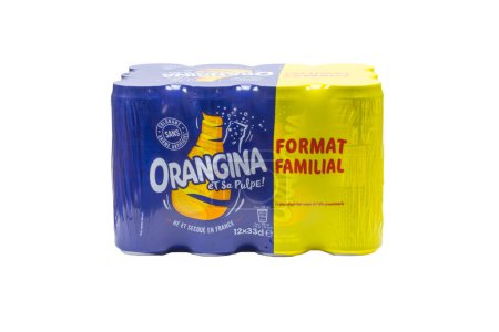 Foto de Vaison la Romaine, Vaucluse, Francia - 07202023: Paquete de seis latas de naranja de la marca Orangina aisladas sobre un fondo blanco - Imagen libre de derechos