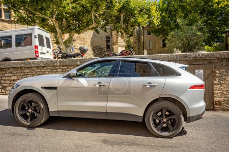 Foto de Gordes, Vaucluse, Francia - 08062023: vista lateral de un coche Jaguar F-Pace estacionado en el borde de una carretera del pueblo - Imagen libre de derechos