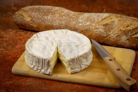 Téléchargez les photos : Coulommiers fromage et baguette, gros plan, sur une table - en image libre de droit