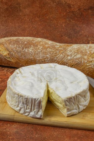 Téléchargez les photos : Coulommiers fromage et baguette, gros plan, sur une table - en image libre de droit